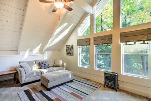 Ruang duduk di Gilford Cabin - 2 Mi to Gunstock Mountain Resort!