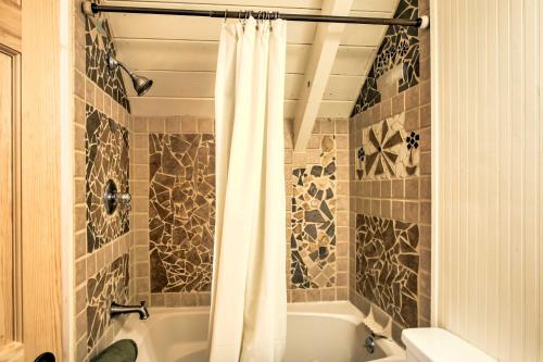 bagno con vasca e tenda doccia di Gilford Cabin - 2 Mi to Gunstock Mountain Resort! a Gilford