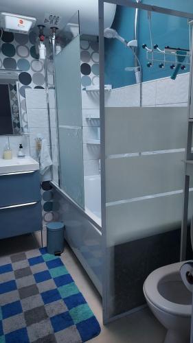 une salle de bain avec toilettes et lavabo dans l'établissement Maison coup de coeur, à Marseillan