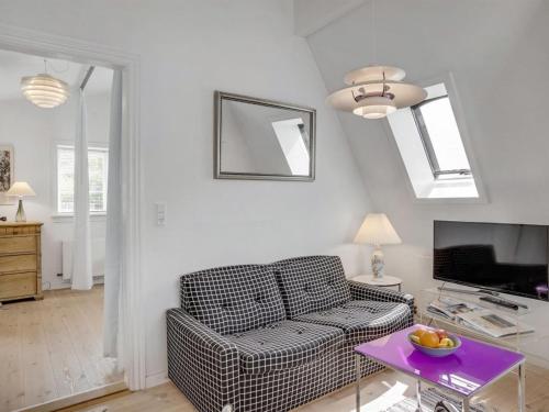 uma sala de estar com um sofá e uma mesa em Apartment Danail - 250m from the sea in NW Jutland by Interhome em Hjørring