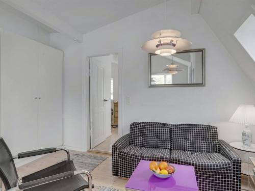 un soggiorno con divano e un cesto di frutta sul tavolo di Apartment Danail - 250m from the sea in NW Jutland by Interhome a Hjørring