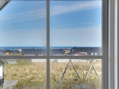 d'une fenêtre avec vue sur un champ traversant dans l'établissement Holiday Home Galin - 200m from the sea in NW Jutland by Interhome, à Hjørring