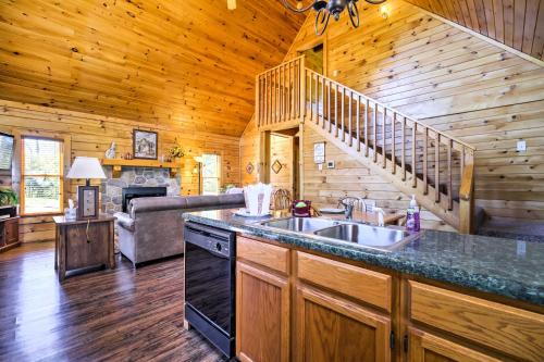 O bucătărie sau chicinetă la Sevierville Retreat Private Hot Tub and Lake Views!