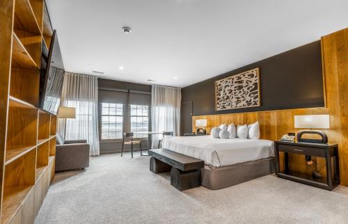 um quarto de hotel com uma cama e uma televisão em Geneva National Resort em Lake Geneva