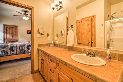 ein Bad mit einem Waschbecken und einem Spiegel in der Unterkunft Cozy Ski Cabin with Deck Near Taos Ski Valley! in San Cristobal
