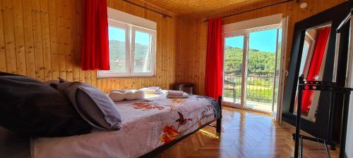 um quarto com uma cama com cortinas vermelhas e uma janela em Villa Ivana em Dol