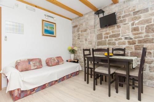 Apartment and Room Ivica