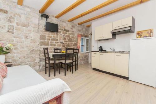 Apartment and Room Ivica
