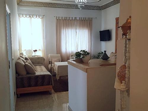 - un salon avec un canapé et une fenêtre dans l'établissement SARA HOUSE NADOR, à Nador