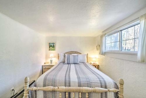 Ένα ή περισσότερα κρεβάτια σε δωμάτιο στο Ruidoso Cabin with Decks about 1 Mi to Downtown!