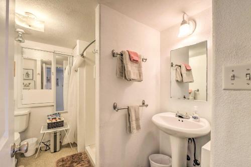 bagno bianco con lavandino e servizi igienici di Ruidoso Cabin with Decks about 1 Mi to Downtown! a Ruidoso