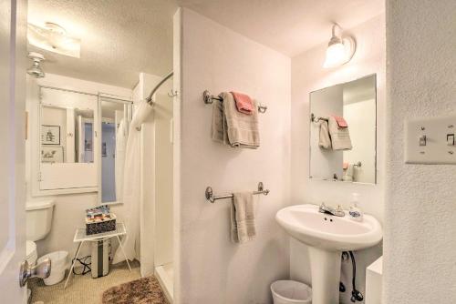 Ένα μπάνιο στο Ruidoso Cabin with Decks about 1 Mi to Downtown!