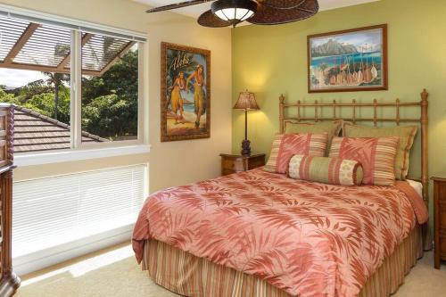 Mauna Lani Palm Villas H-4 Amazing View Corner Unit في وايكولوا: غرفة نوم بسرير ونافذة