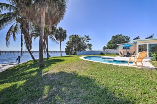 Bazén v ubytování Pool, Dock and Kayaks Waterfront Palmetto Home nebo v jeho okolí