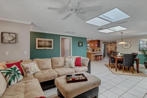 una sala de estar con un sofá y una mesa en Shady Oaks, en Jacksonville Beach
