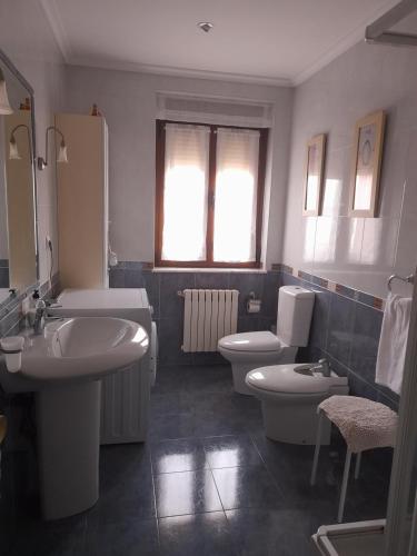ein Badezimmer mit 2 Waschbecken und 2 WCs in der Unterkunft Casa Pili in Rivero