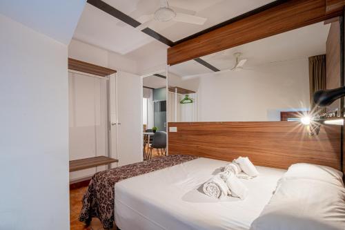ein Schlafzimmer mit einem großen Bett mit weißer Bettwäsche in der Unterkunft Apartamento 1 en la muralla romana junto a la Catedral in Tarragona
