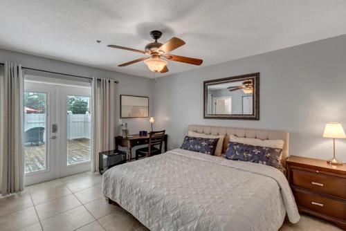 una camera con letto e ventilatore a soffitto di Toes in the Sand a Jacksonville Beach