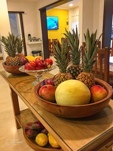 two bowls of fruit sitting on a table at Pousada Vieira in Arraial do Cabo