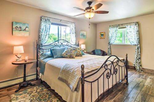Schlafzimmer mit einem Bett und einem Deckenventilator in der Unterkunft Cozy Home with Media Room Short Walk to Taos Plaza! in Taos