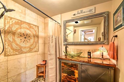 y baño con lavabo y espejo. en Cozy Home with Media Room Short Walk to Taos Plaza!, en Taos