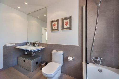 W łazience znajduje się toaleta, umywalka i prysznic. w obiekcie Es Macar, warm pool w mieście Es Canutells
