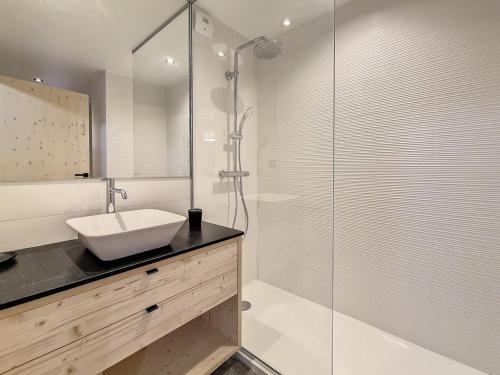 une salle de bain avec un lavabo et une douche en verre dans l'établissement Chalet Neuf · Proche Pistes · Terrasse · Sauna - FR-1-344-1161, à Praranger