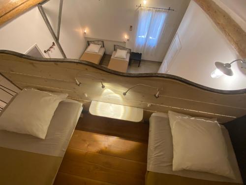Habitación en el ático con cama y sillas. en L'atelier B&B, en Bédoin