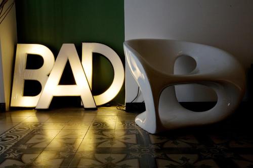 カターニアにあるBAD - B&B And Designのトイレと壁に標識のある浴室