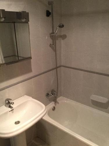 ein Badezimmer mit einem Waschbecken, einem WC und einer Badewanne in der Unterkunft Apartment Kristal Mar in Moraira