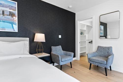 - une chambre avec un lit, deux chaises et un miroir dans l'établissement Modern Guest Room, à Los Angeles