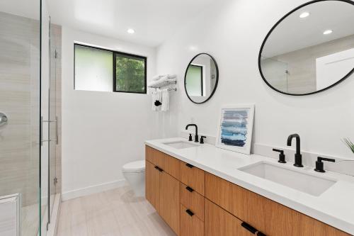 La salle de bains est pourvue d'un lavabo et d'un miroir. dans l'établissement Modern Guest Room, à Los Angeles