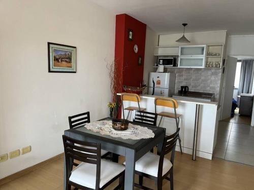 a kitchen and dining room with a table and chairs at Hermoso Apartamento en Caballito a 200mts del metro in Buenos Aires
