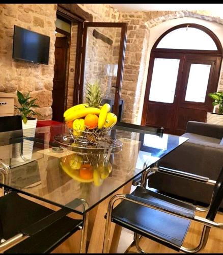 a bowl of fruit on a counter in a kitchen at Appartamento Gattapone 9 in Gubbio