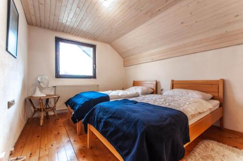 Ένα ή περισσότερα κρεβάτια σε δωμάτιο στο Holiday Chalet near Bled