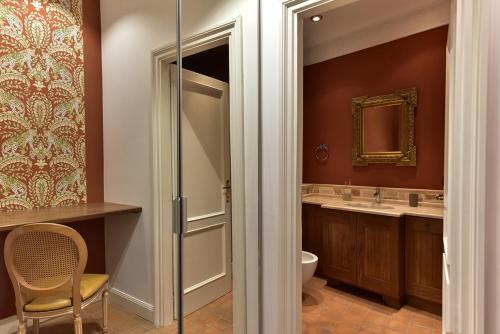 een badkamer met een toilet, een wastafel en een spiegel bij Residenza Clodio Spanish Steps in Rome