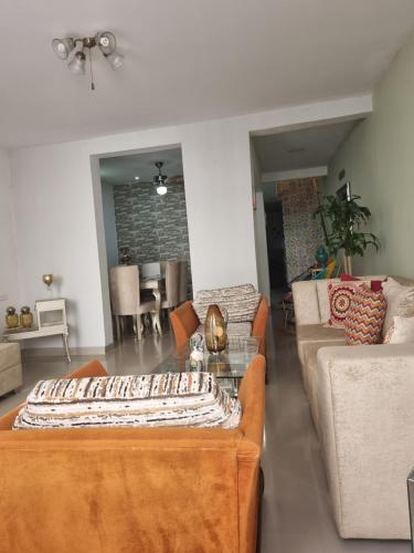 sala de estar con sofá y mesa en Casa Rebecca 39-41, en Cartagena de Indias