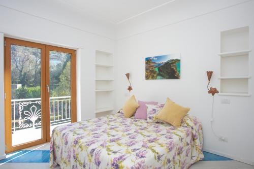 - une chambre avec un lit et un balcon dans l'établissement Le Gemme Guest House, à Anacapri