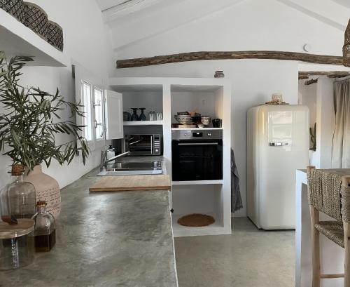 uma cozinha branca com um frigorífico e um fogão em Vista Las Colinas em Córdoba