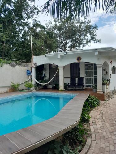 een huis met een zwembad ervoor bij Villa Igor in Cancun