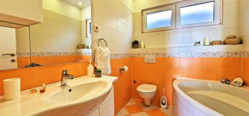 Throne Villa Kambia with heated poolにあるバスルーム