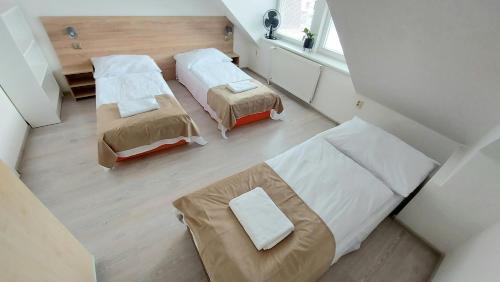 an overhead view of a bedroom with two beds at Apartmán pre 5 osôb, 2 spálne, Banská Bystrica Podlavice 24h self checkin in Banská Bystrica