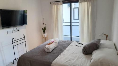 1 dormitorio con 1 cama con 2 toallas en BL CALLE CATAMARCA en Corrientes