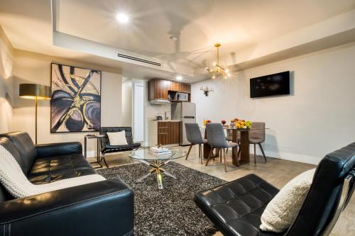 a living room with a couch and a table at Eazy Rio by ULIV in Tijuana