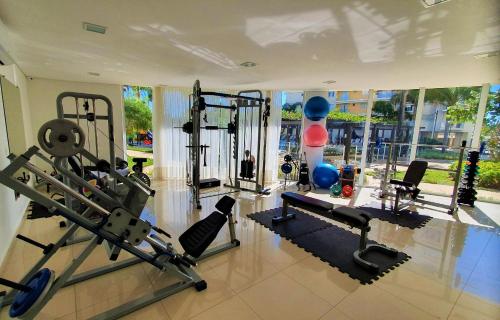 un gimnasio con varias cintas de correr y máquinas en Ap Premier Home Club - Diversão, Turismo e Descanso, en Penha