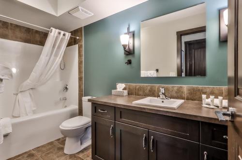 un bagno con lavandino e WC di SCENIC 1 Bedroom plus Den, PET FRIENDLY managed by Little Sister Getaways a Dead Man's Flats
