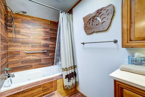 Kúpeľňa v ubytovaní Ocqueoc Family Cabin with Sauna on Lake Huron!