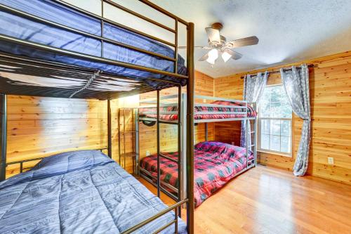Poschodová posteľ alebo postele v izbe v ubytovaní Ocqueoc Family Cabin with Sauna on Lake Huron!
