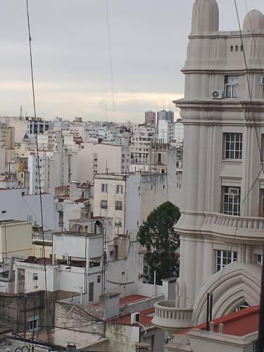 vistas a una ciudad con un edificio blanco en Hermoso Apartamento en el centro de Buenos Aires. en Buenos Aires