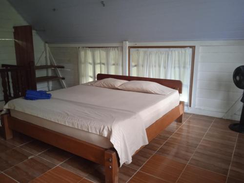a bedroom with a bed and a window at Hotel Karupa Amazonas in Leticia